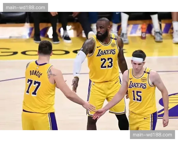 湖人仅靠詹姆斯单打与角色球员支撑进攻体系重构